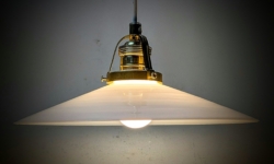 Holmegaard antik skomager pendel. Ø26 , 5,7cmH. Messing og porcelæn. 1940.