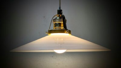 Holmegaard antik skomager pendel. Ø26 , 5,7cmH. Messing og porcelæn. 1940.