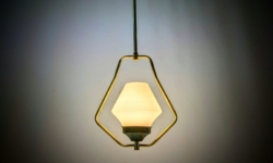 Fuld restaureret tv loftlampe fra 1960. Eksklusiv hjørne interiør. 58 cm fast nedhæng