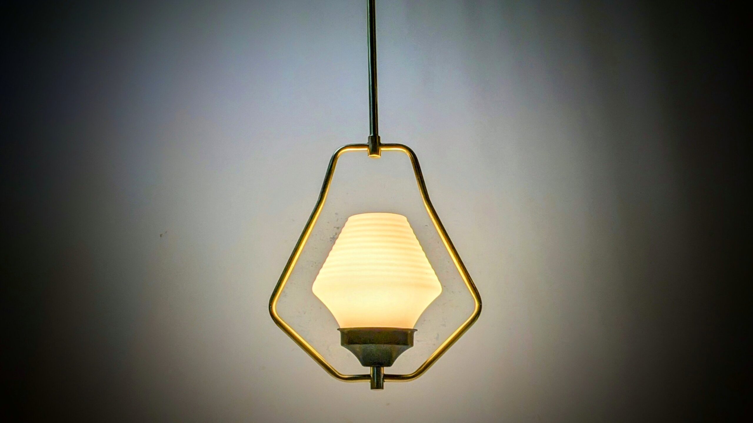 Fuld restaureret tv loftlampe fra 1960. Eksklusiv hjørne interiør. 58 cm fast nedhæng