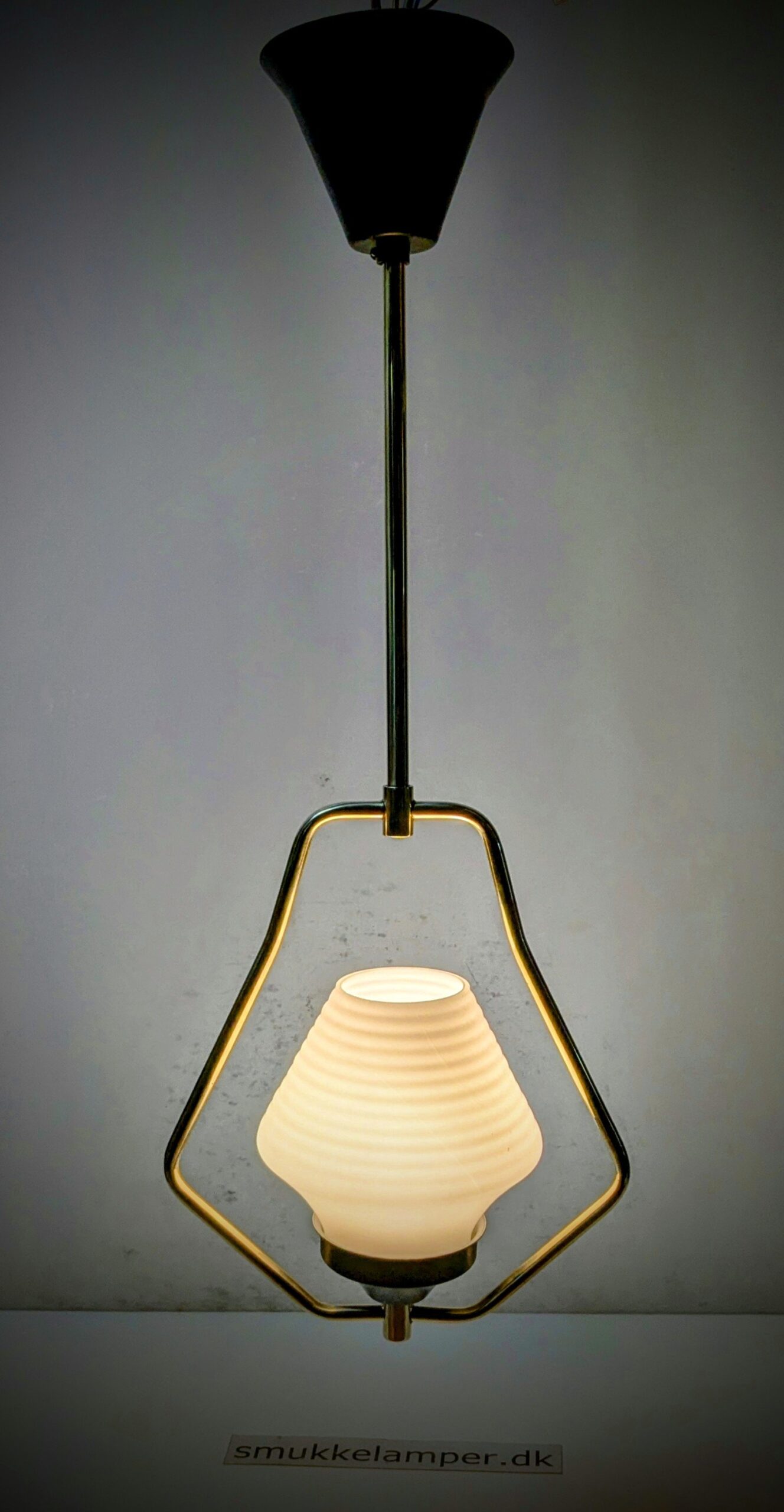 Fuld restaureret tv loftlampe fra 1960. Eksklusiv hjørne interiør. 58 cm fast nedhæng - Billede 2