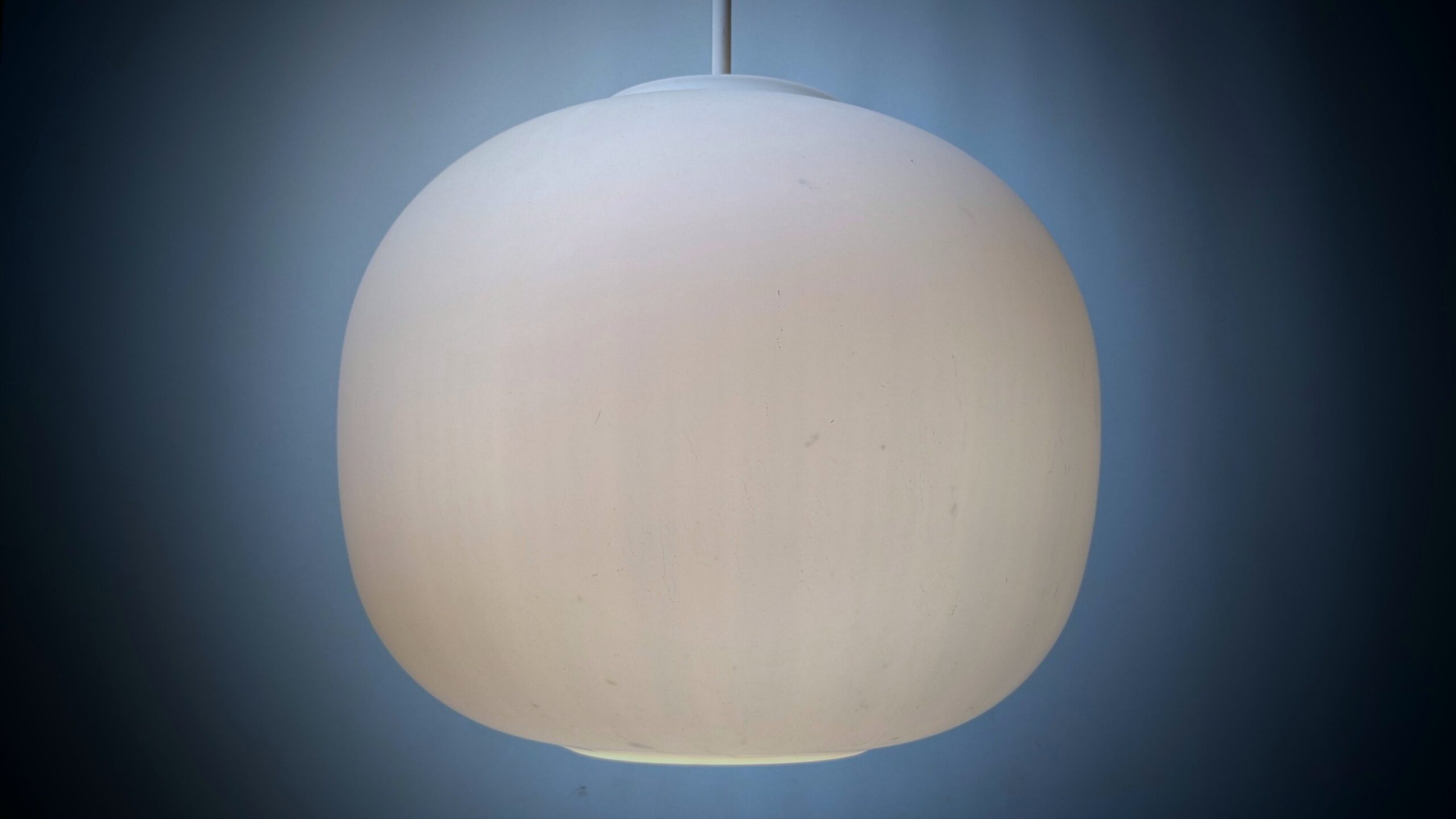 Stor opal design pendel fra 1980. Ø33. Mønstret inderdel som giver svag mønster. Nyt el. Pickup only.