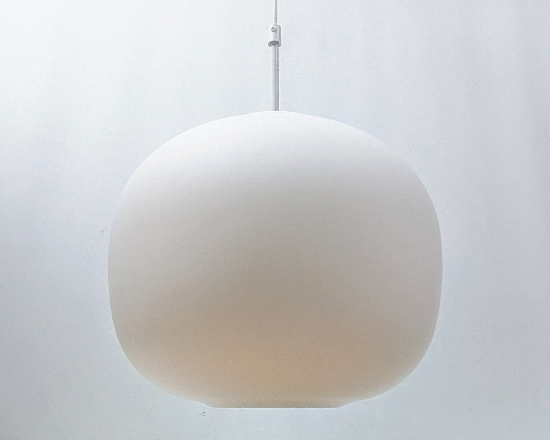 Stor opal design pendel fra 1980. Ø33. Mønstret inderdel som giver svag mønster. Nyt el. Pickup only.