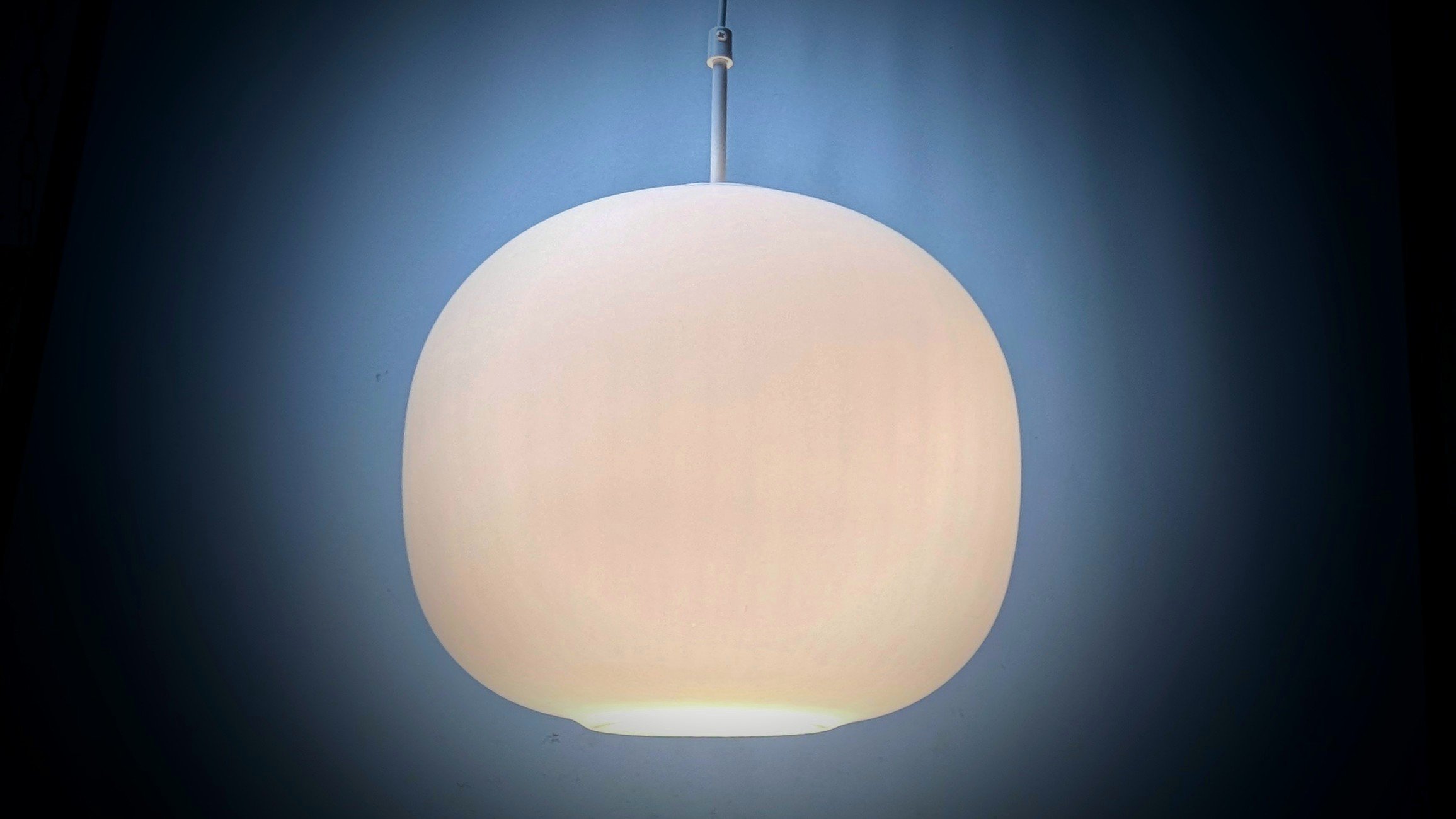 Stor opal design pendel fra 1980. Ø33. Mønstret inderdel som giver svag mønster. Nyt el. Pickup only.