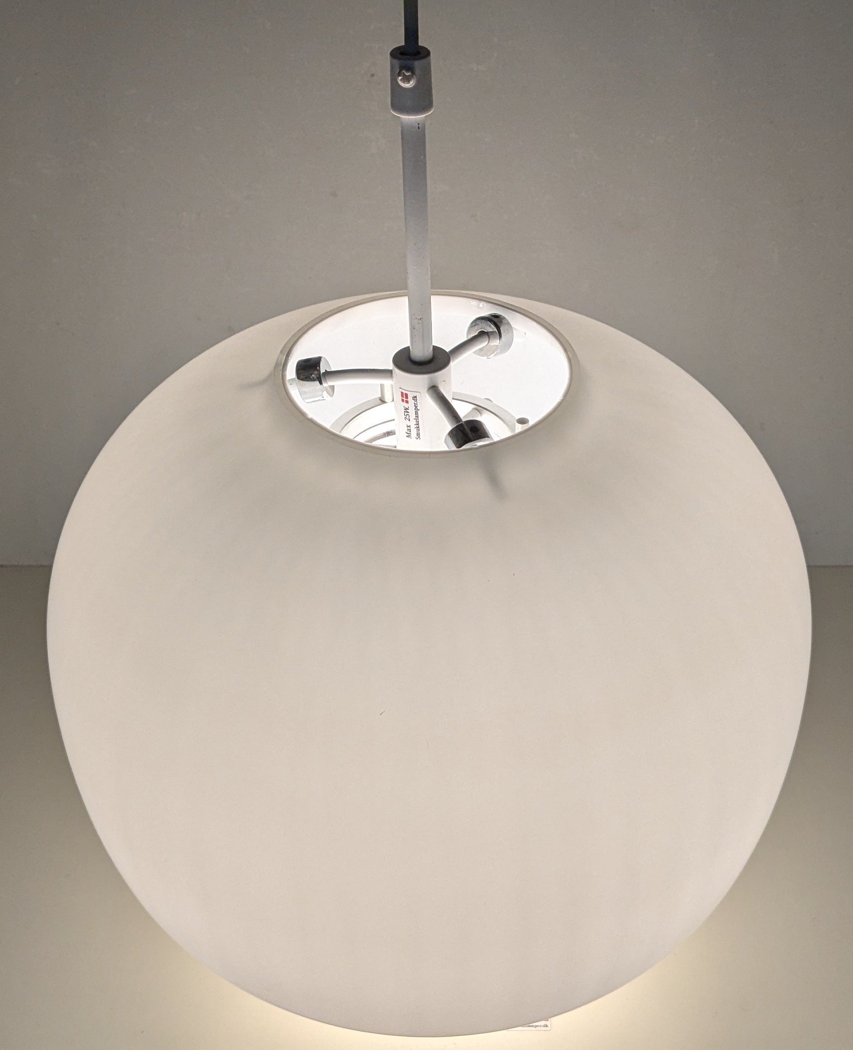 Stor opal design pendel fra 1980. Ø33. Mønstret inderdel som giver svag mønster. Nyt el. Pickup only.