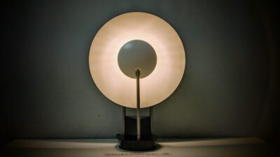 Danish design 1990. "Gino". Bordlampe / væglampe. Bjarne F og Ole J design. Delvist nyt el. Reollampe.