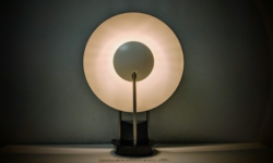 Danish design 1990. “Gino”. Bordlampe / væglampe. Bjarne F og Ole J design. Delvist nyt el. Reollampe.