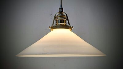 Holmegaard antik skomager pendel. Ø25,8 , 8,8cmH. Messing m.m. 1940. HvidGrå nuance.
