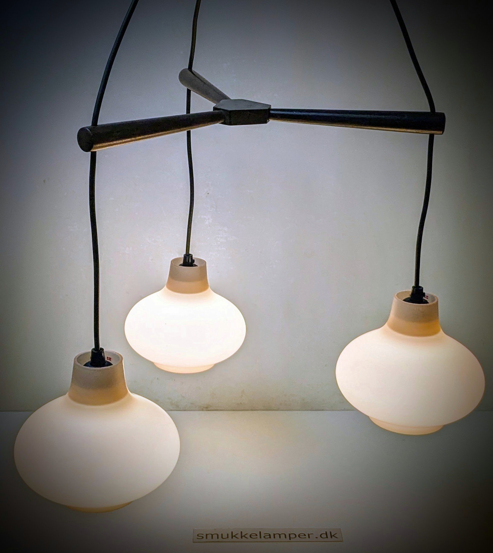 Stor installation i palisander og lyserøde glas 1960. Custom. Ø50. Nyt el. Til rundbord, hjørne m.m - Billede 3