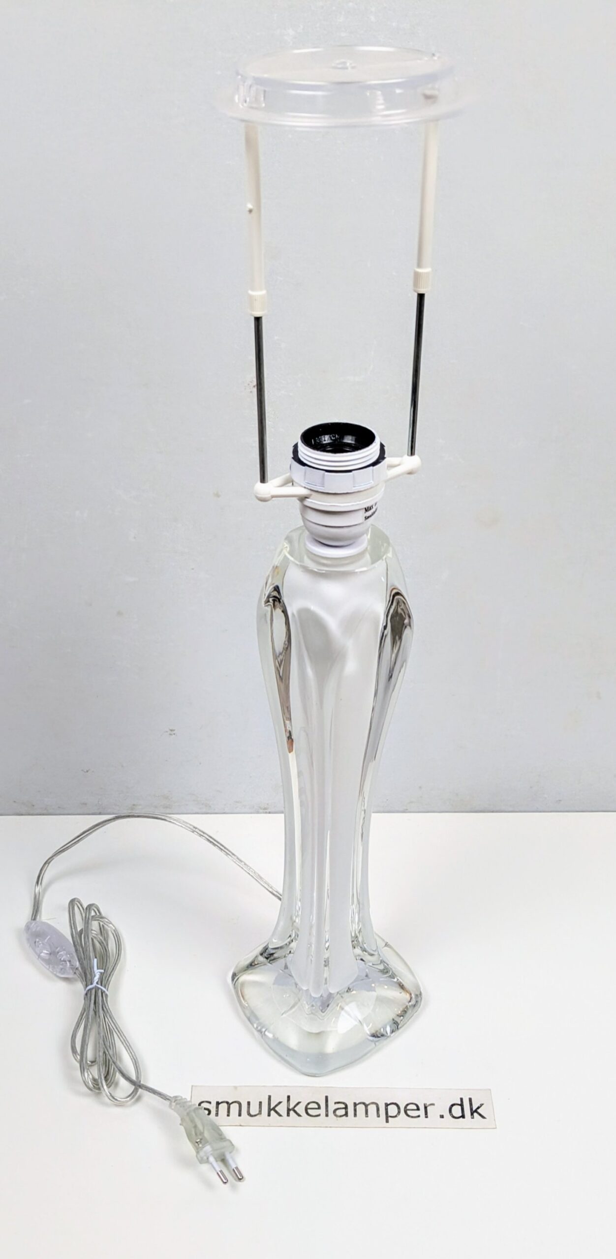 Fuld restaureret white Flygfors bordlampe. 3,5 kg glasværk på 62 cm. Pickup only. 1970.
