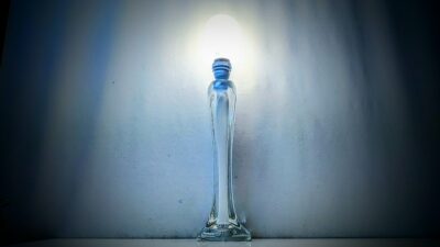 Fuld restaureret white Flygfors bordlampe. 3,5 kg glasværk på 62 cm. Pickup only. 1970.