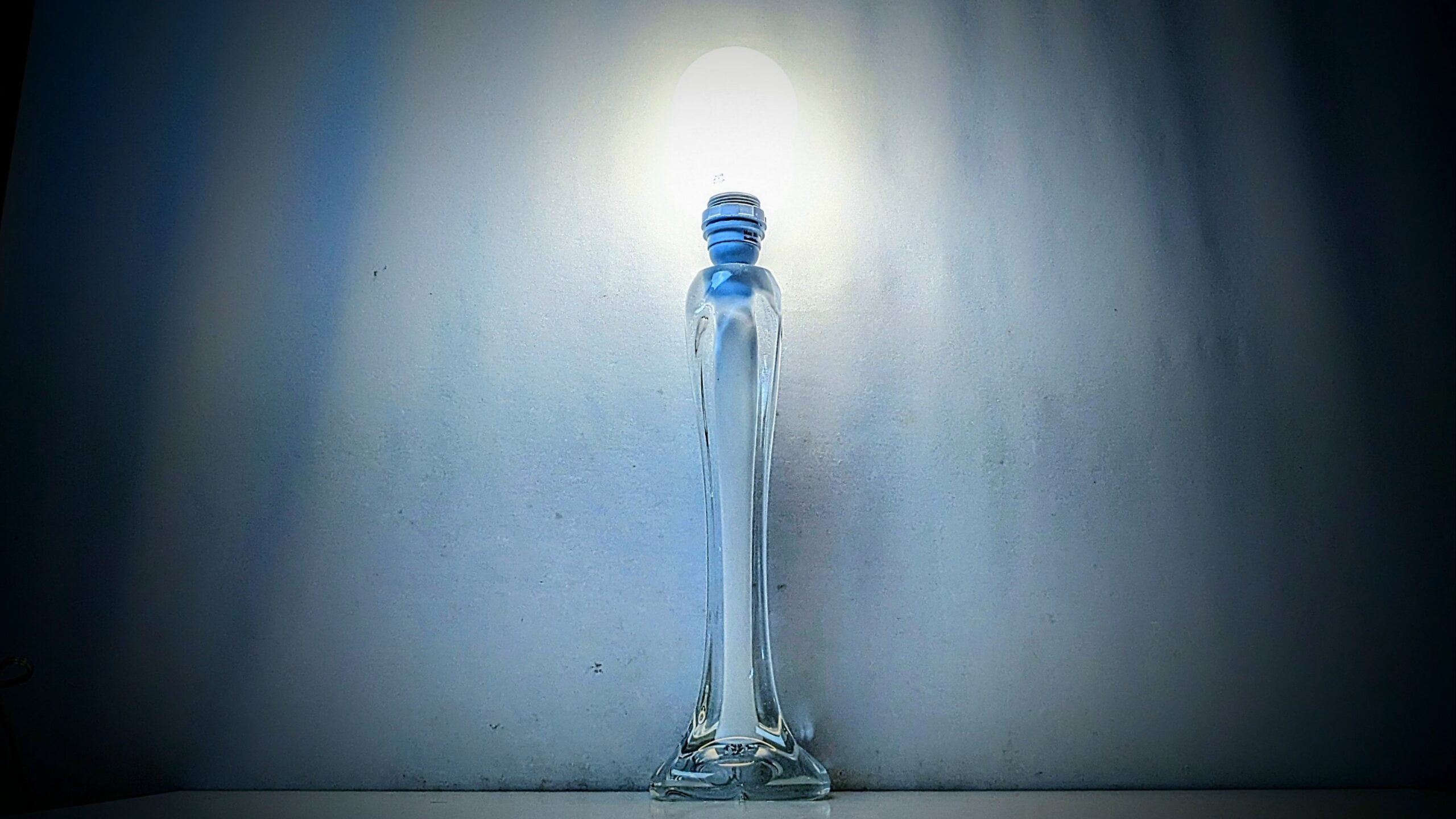 Fuld restaureret white Flygfors bordlampe. 3,5 kg glasværk på 62 cm. Pickup only. 1970.