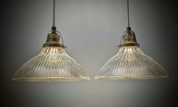 Sæt med 2 antikke krystal køkken lamper. Messing fatning og glasholder. 1940. Ø22.