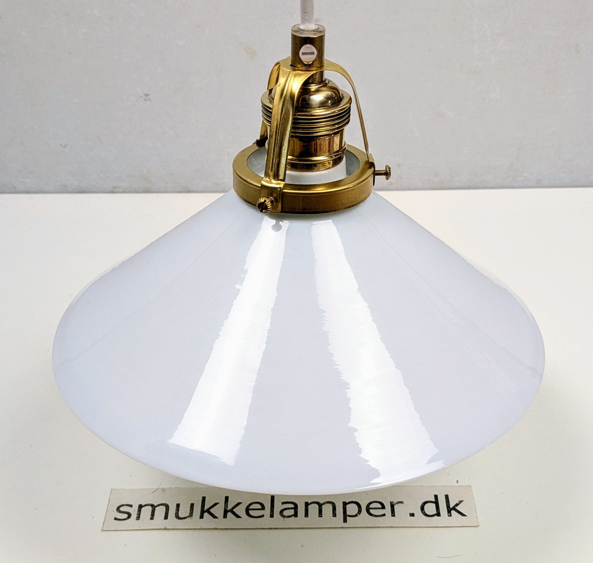 Holmegaard antik skomager pendel. Ø23,5 , 9,4 cmH. Messing m.m. Fra 1890. HvidGrå nuance.