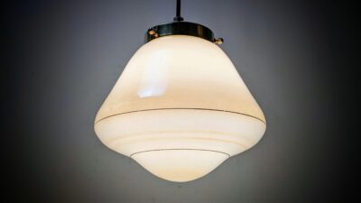 Skøn vintage kuglependel fra 1950. Ø21. Nyt el og messing ophæng.