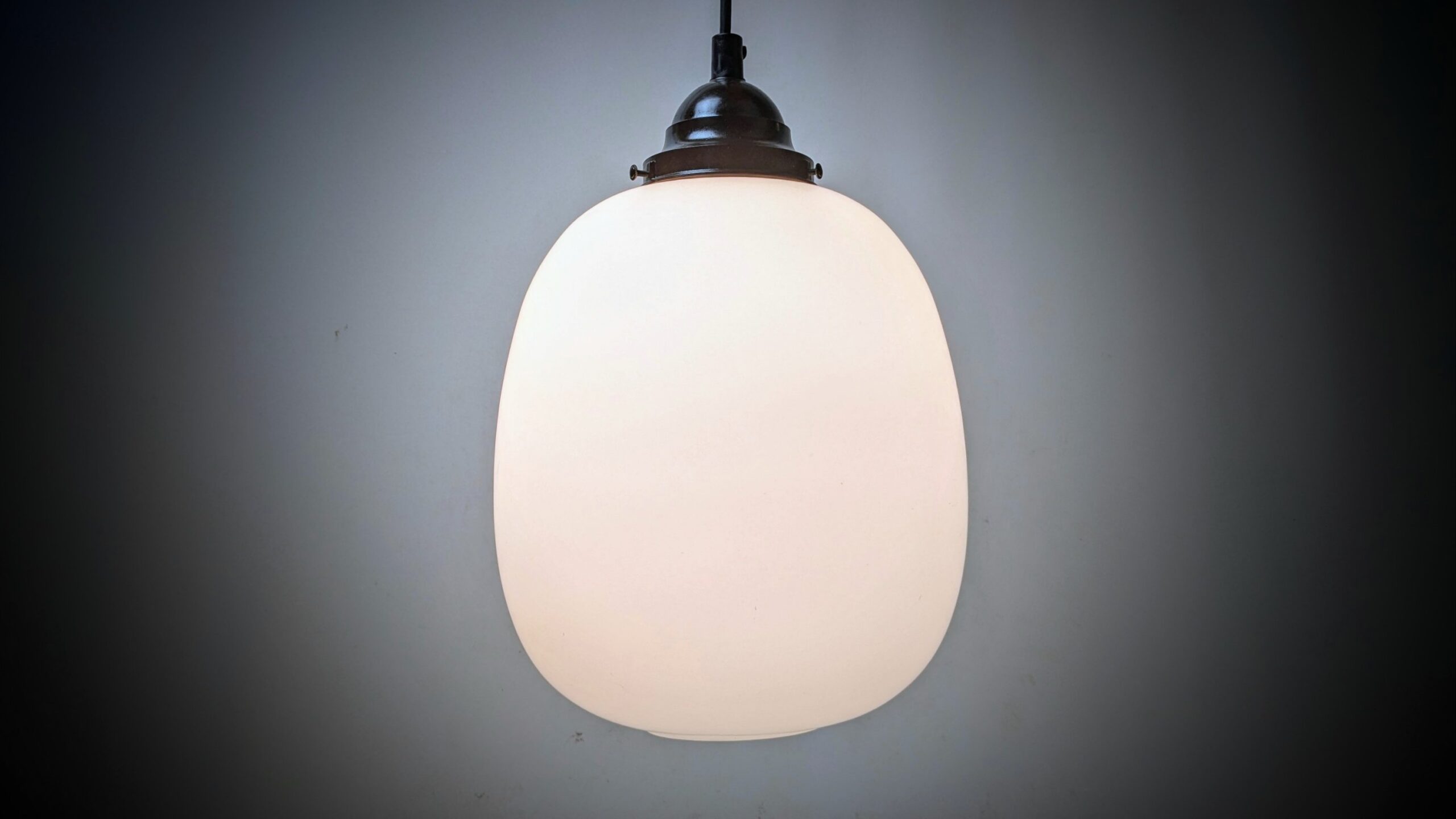 Skøn opalglas pendel fra 1950. Ø22. 32 cmH. Bakelit glasholder og nyt el. - Billede 3