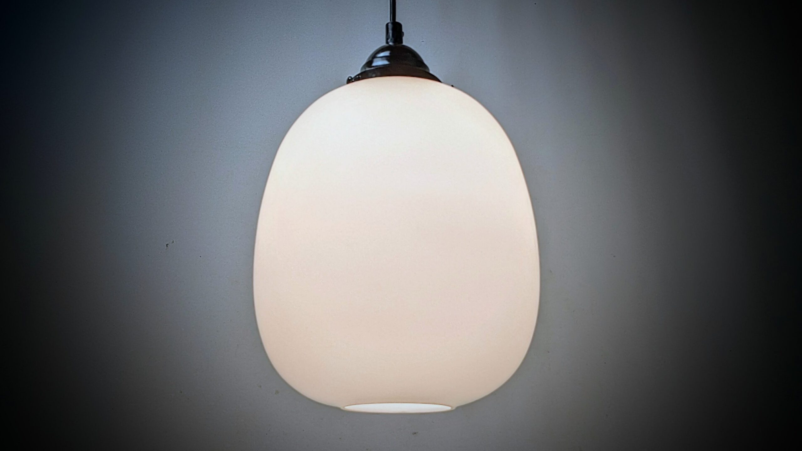 Skøn opalglas pendel fra 1950. Ø22. 32 cmH. Bakelit glasholder og nyt el.