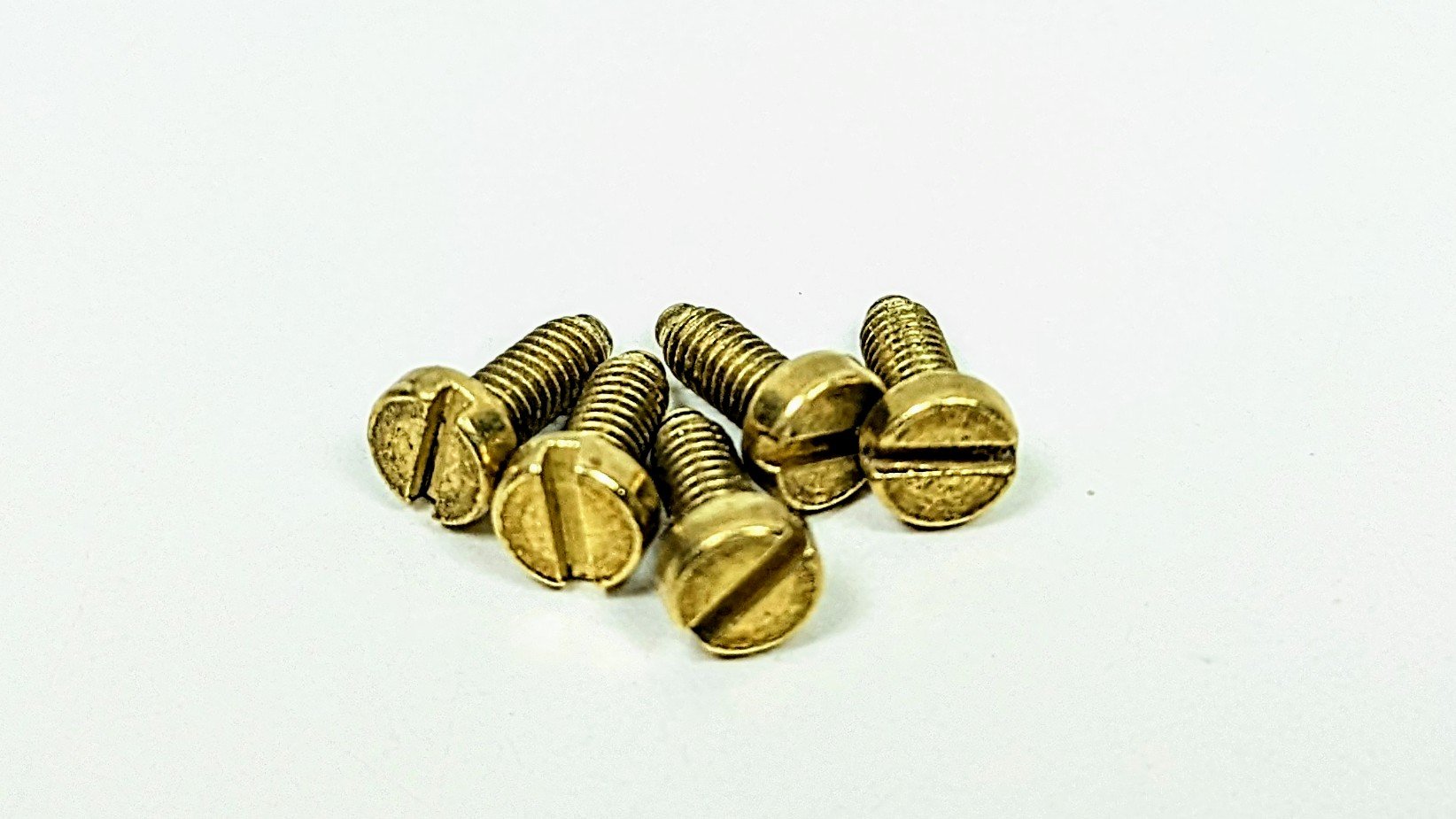 Messing bolt 2,5mm. M2,5×6 mm. Pan head. Til antikke fatninger m.m. 5 stk.