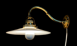 Skøn antik slots væglampe i messing og Holmegaard opalglas. 1930. 32cm udhæng. Nyt el