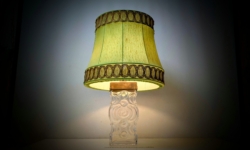 Skøn håndlavet glas lampe fra 1960. 2,5 kilo glas. Kan ændre farve i glas. Ø36. Delvist nyt el