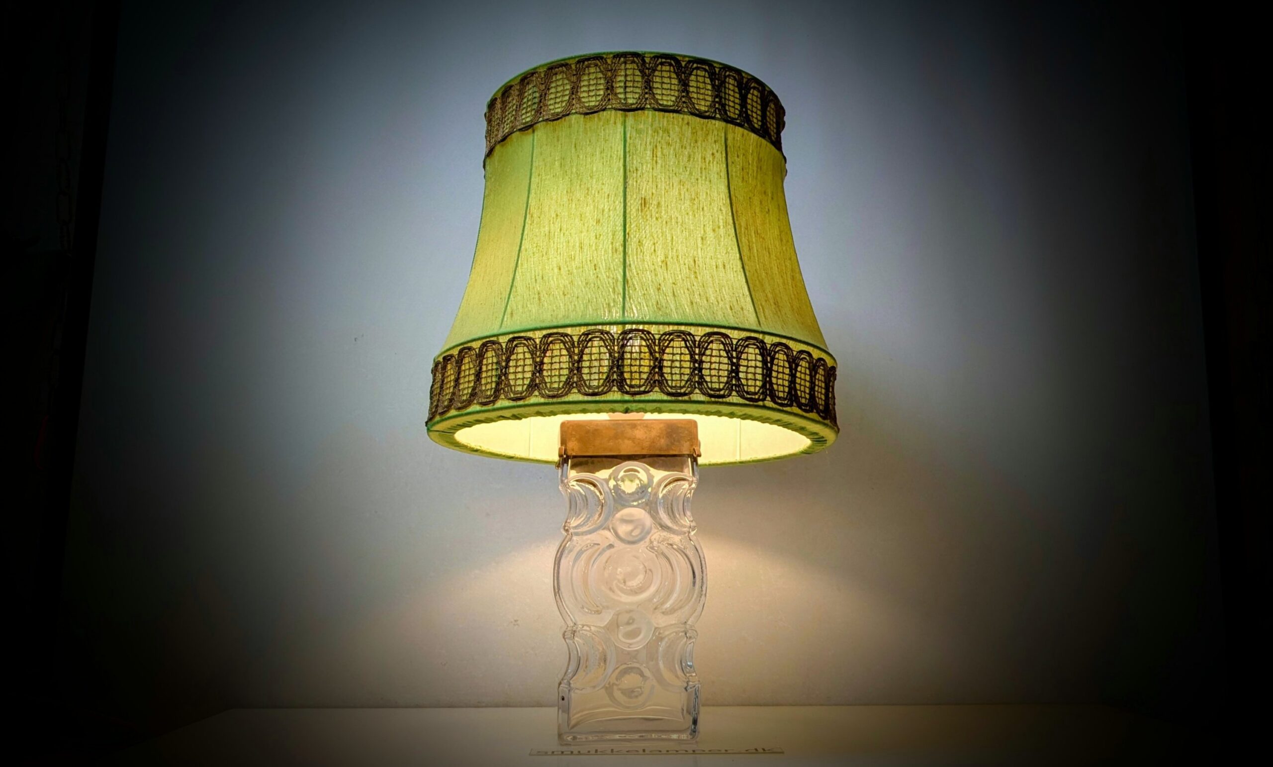 Skøn håndlavet glas lampe fra 1960. 2,5 kilo glas. Kan ændre farve i glas. Ø36. Delvist nyt el