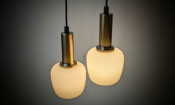 Sæt med 2 skønne hjørne pendler 1960. Alt udover glas er nyt. Ø12,5, 26cmH.