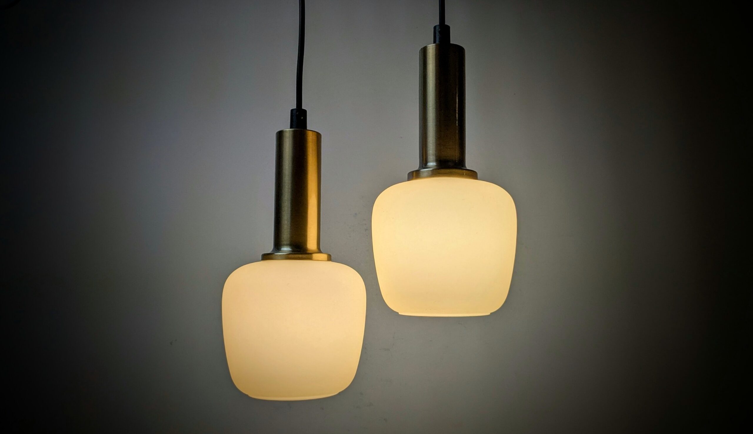 Sæt med 2 skønne hjørne pendler 1960. Alt udover glas er nyt. Ø12,5, 26cmH. - Billede 3
