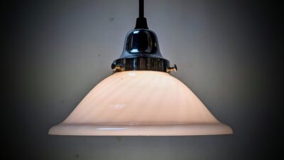 Sød lille lyserød glas lampe med svagt svirvel bolche mønster. Ø20. Nyt el. Forkromet 1960 ophæng.