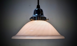 Sød lille lyserød glas lampe med svagt svirvel bolche mønster. Ø20. Nyt el. Forkromet 1960 ophæng.