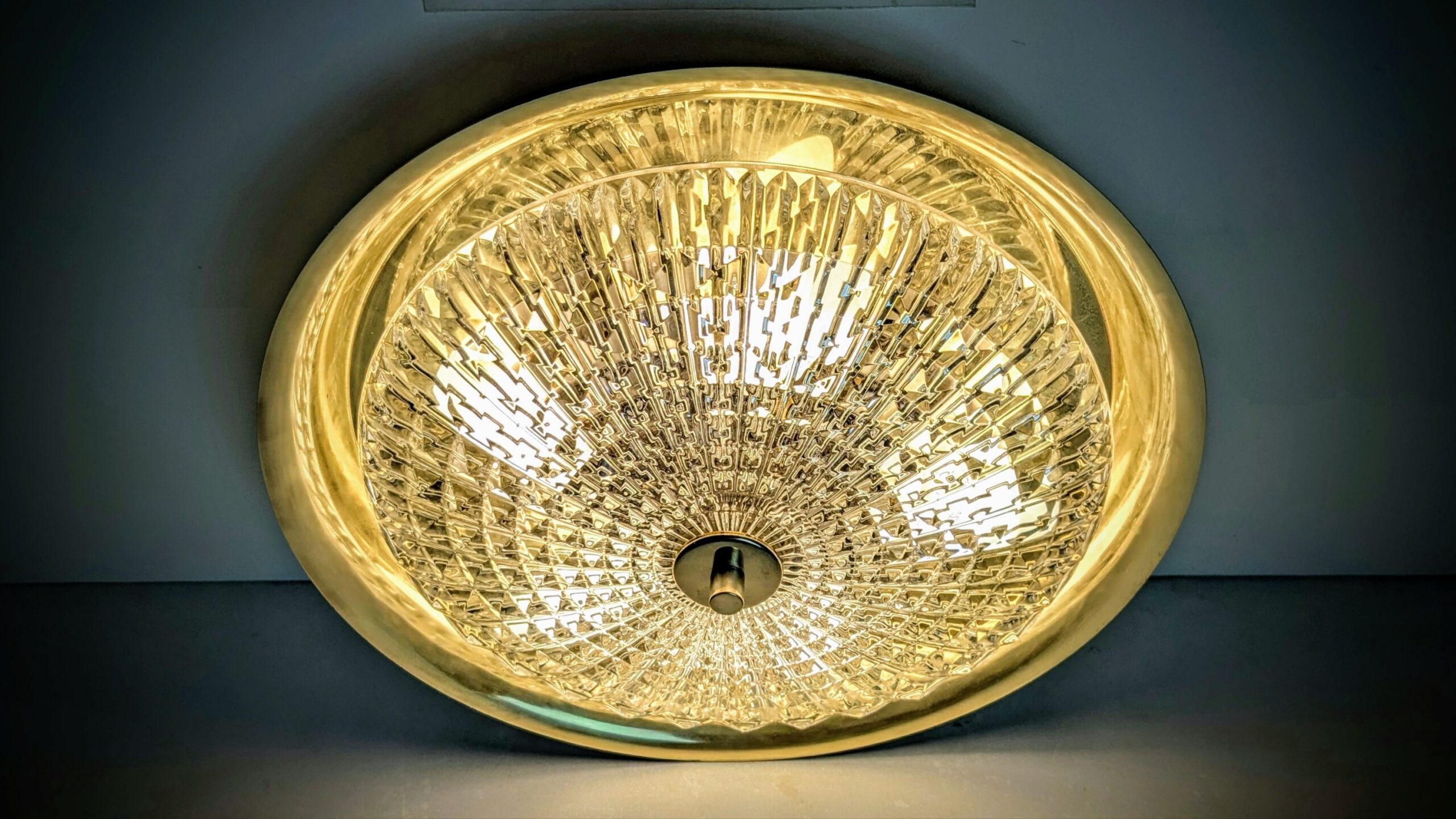 Fuld restaureret Carl Fagerlund plafond i messing og krystal. Ø37. 1960. Til Loft eller væg.