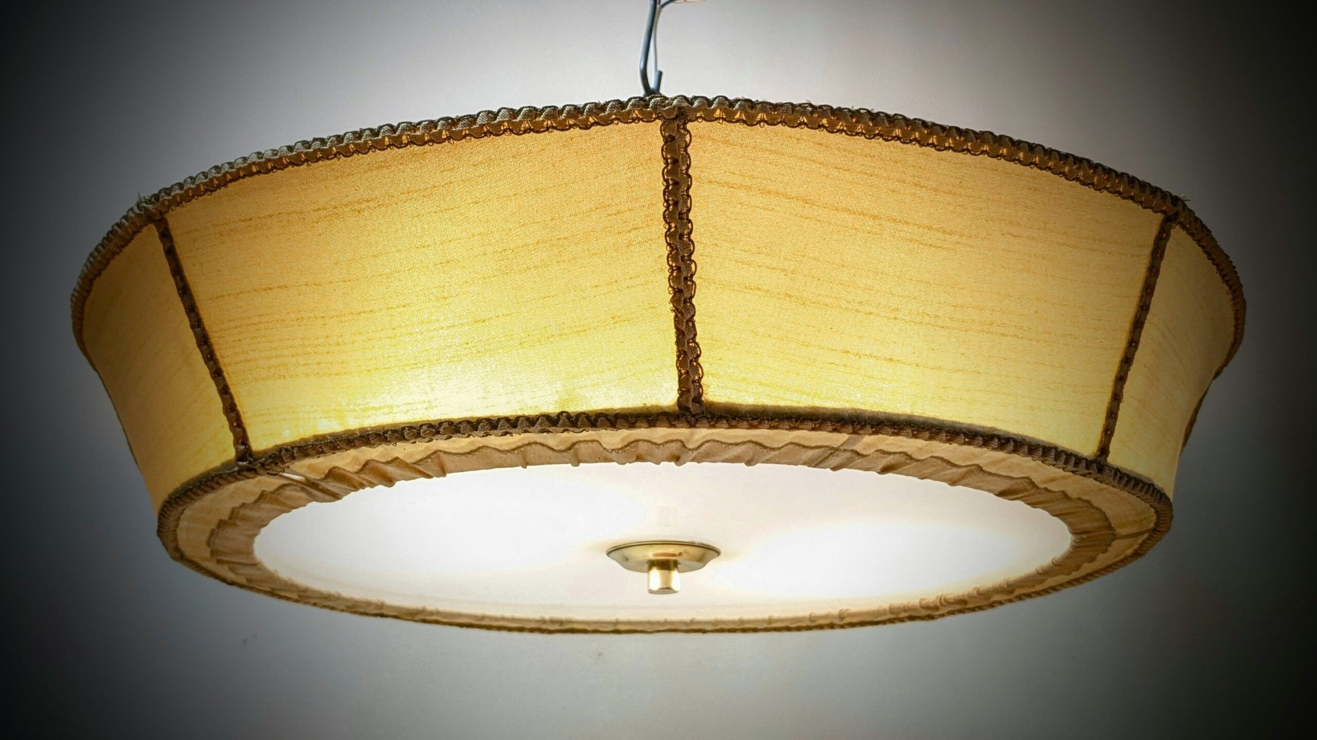 Skøn vintage plafond 1940. Stof, akryl, messing. Fuld restaureret. Ø54. 20cm fast nedhæng.