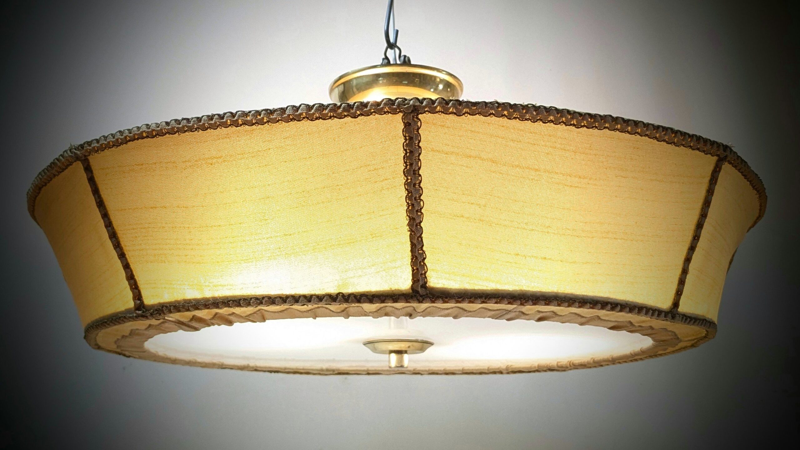 Skøn vintage plafond 1940. Stof, akryl, messing. Fuld restaureret. Ø54. 20cm fast nedhæng. - Billede 2