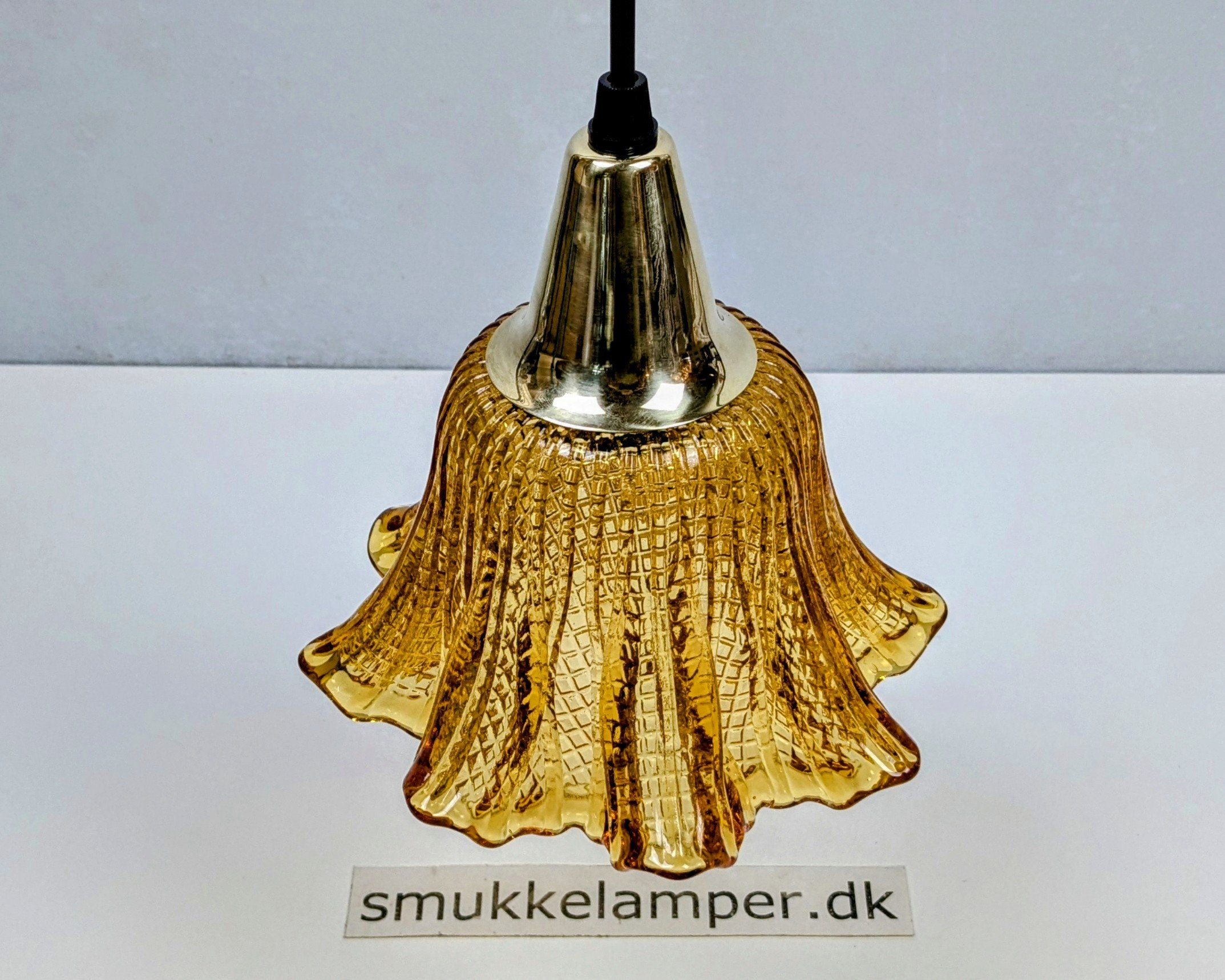 Skøn Orrefors karamel glas pendel. Fuld restaureret. Ø18,5 cm. Hjørne pendel.