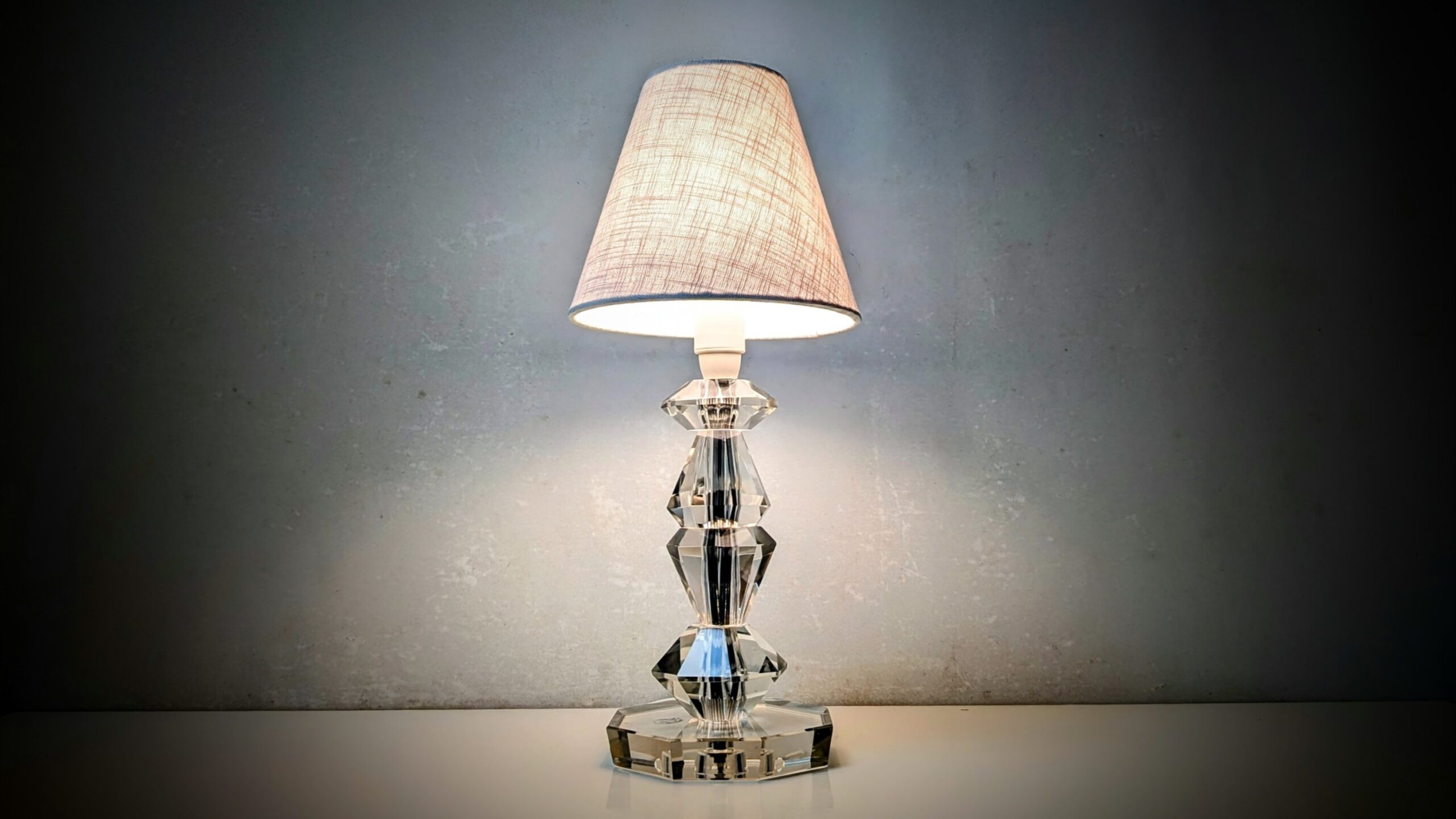 Skøn Bohemia krystal glas bordlampe 1960. Nyt el og ny skærm. 36 cmH