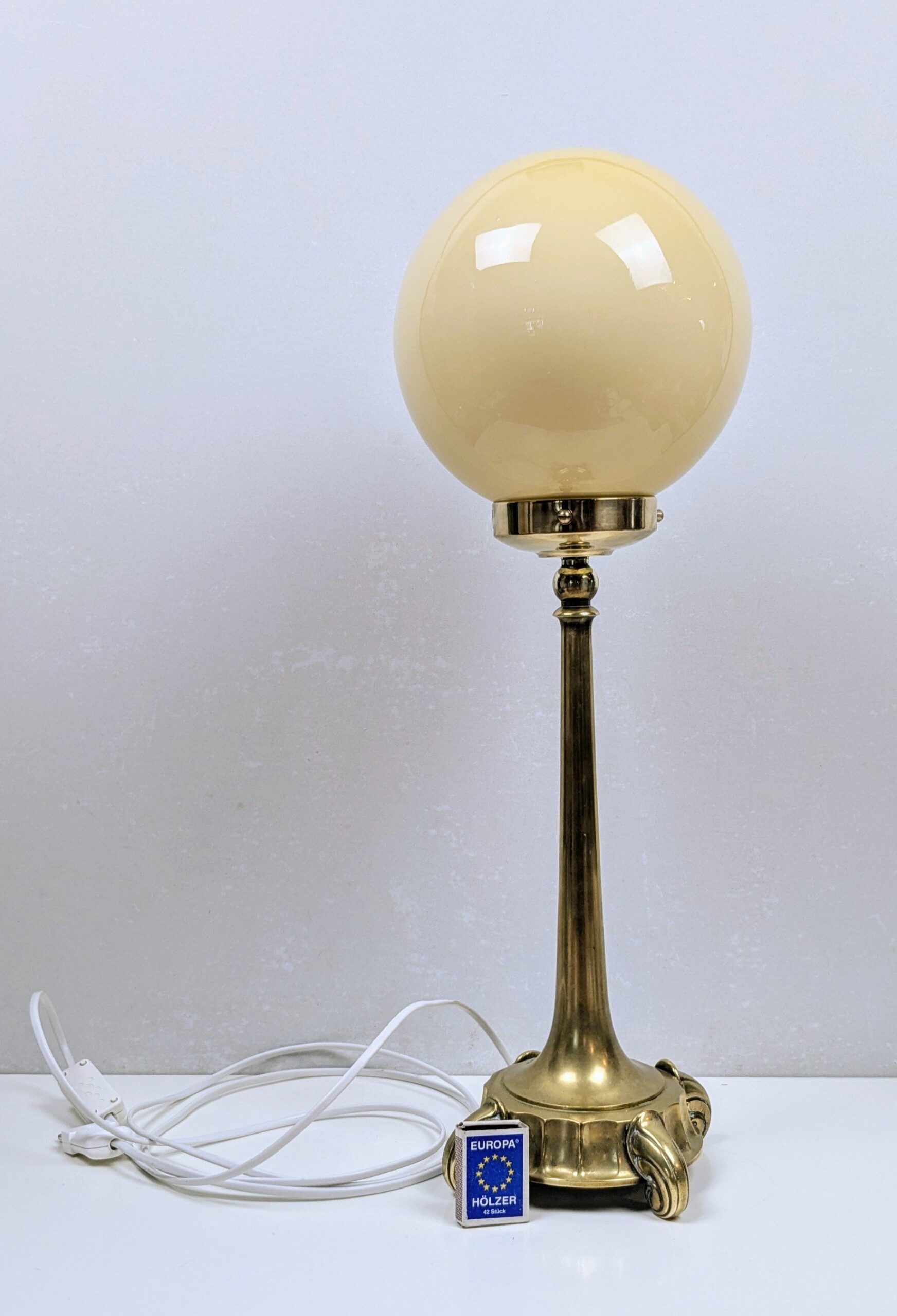Stor håndsamlet unika bordlampe. Golden globe. 58 cmH. Ø19. Messing m.m. Nyt el. Pickup only