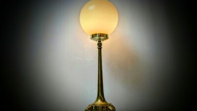 Stor håndsamlet unika bordlampe. Golden globe. 58 cmH. Ø19. Messing m.m. Nyt el. Pickup only