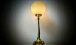 Stor håndsamlet unika bordlampe. Golden globe. 58 cmH. Ø19. Messing m.m. Nyt el. Pickup only