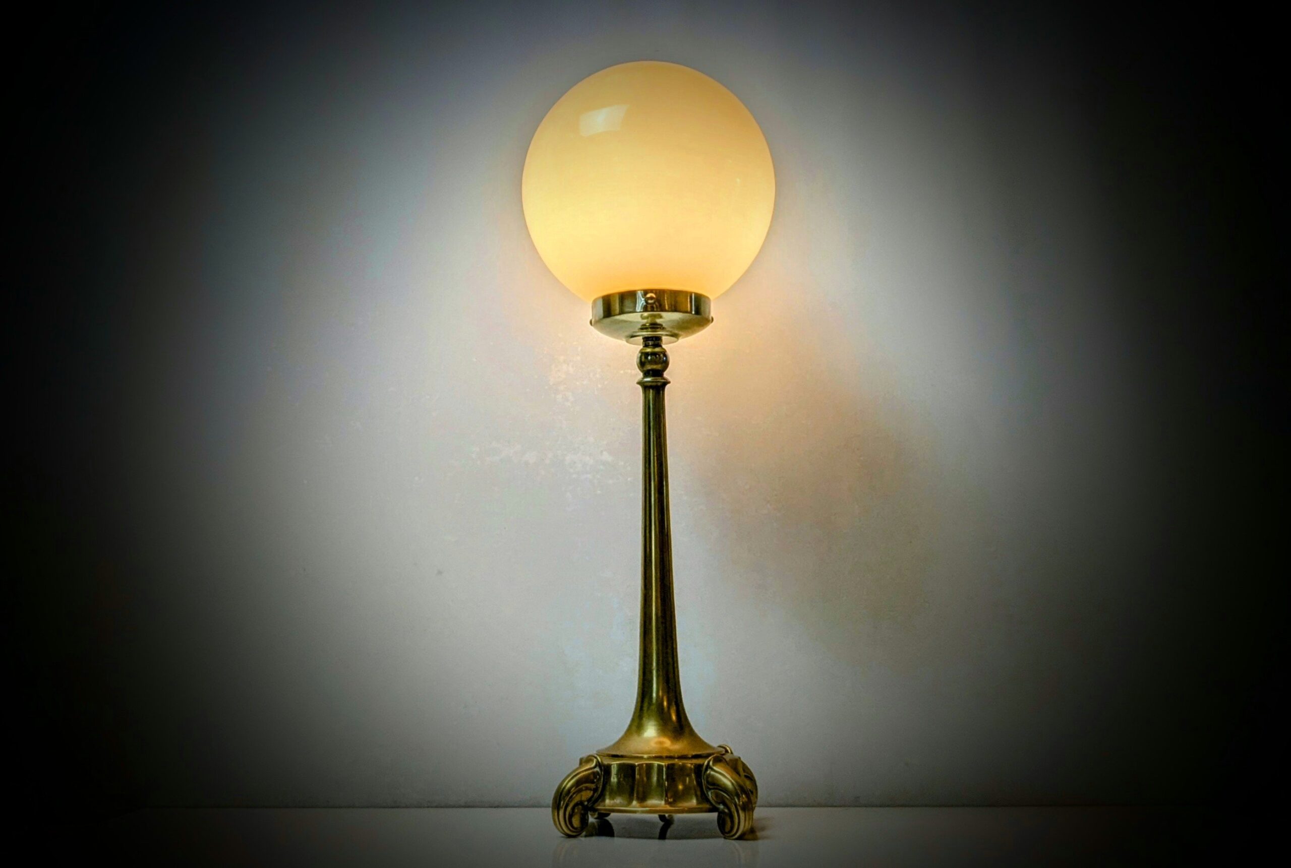 Stor håndsamlet unika bordlampe. Golden globe. 58 cmH. Ø19. Messing m.m. Nyt el. Pickup only