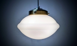 Skøn lille ufo entre lampe i hvid opal. Nyt el og nyt ophæng i messing. Ø20.