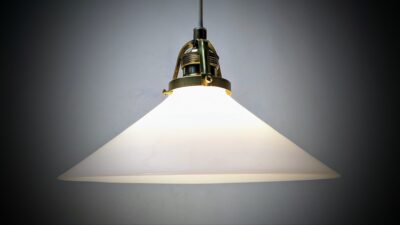 Holmegaard antik skomager pendel. Ø25,7 , 9,5cmH. Messing m.m. 1930.