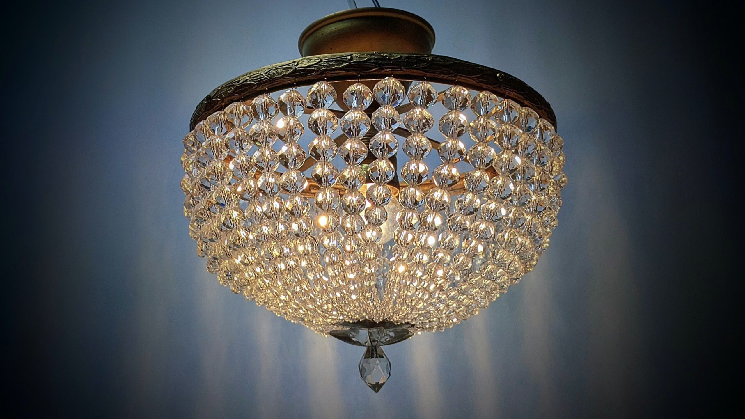 Skøn krystal prisme lysekrone 1940. Ø28. 30cm nedhæng. Delvist nyt el. 680 prismer. Pickup only