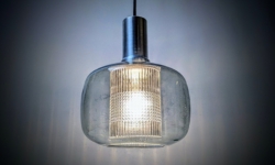 Skøn Orrefors pendel fra 1960. Nyt el. Perfekt stand. Ø20. Aluminium og glas. Tidsløst design.