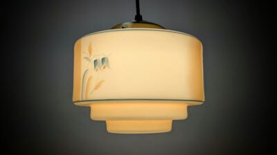 Skøn kuglependel fra 1930. Petroleums blå aftegninger. Ø21. Nyt el og messing ophæng.