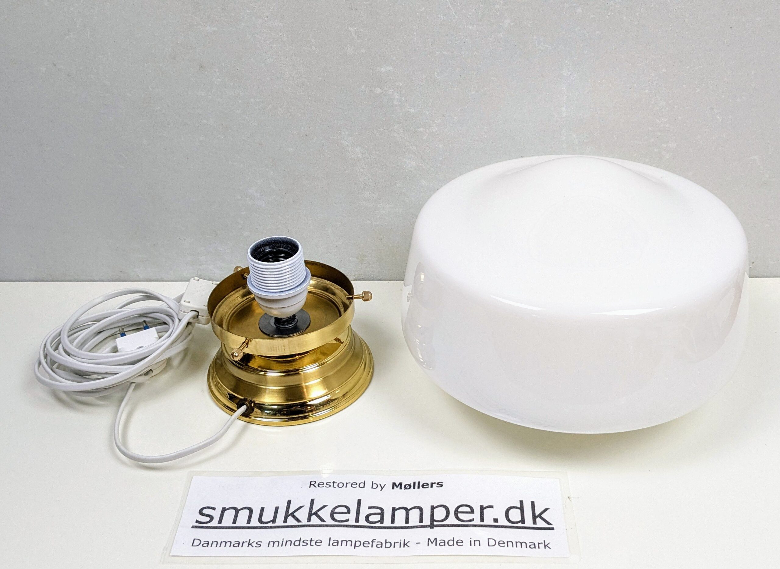 Eksklusiv Avenue bordlampe – håndlavet og håndsamlet i Danmark. Egen serie. Ø25. Messing.