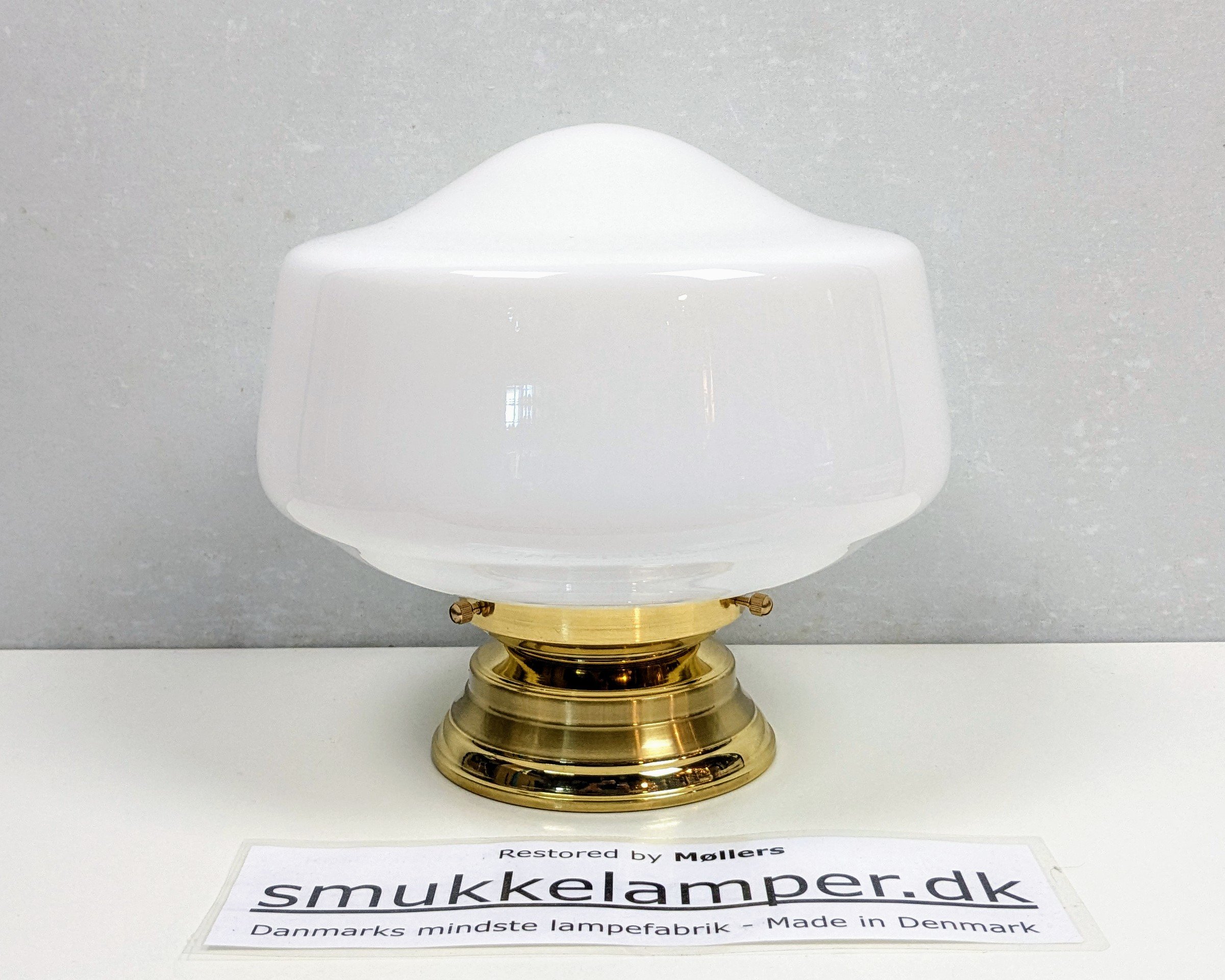 Eksklusiv Avenue bordlampe – håndlavet og håndsamlet i Danmark. Egen serie. Ø25. Messing.