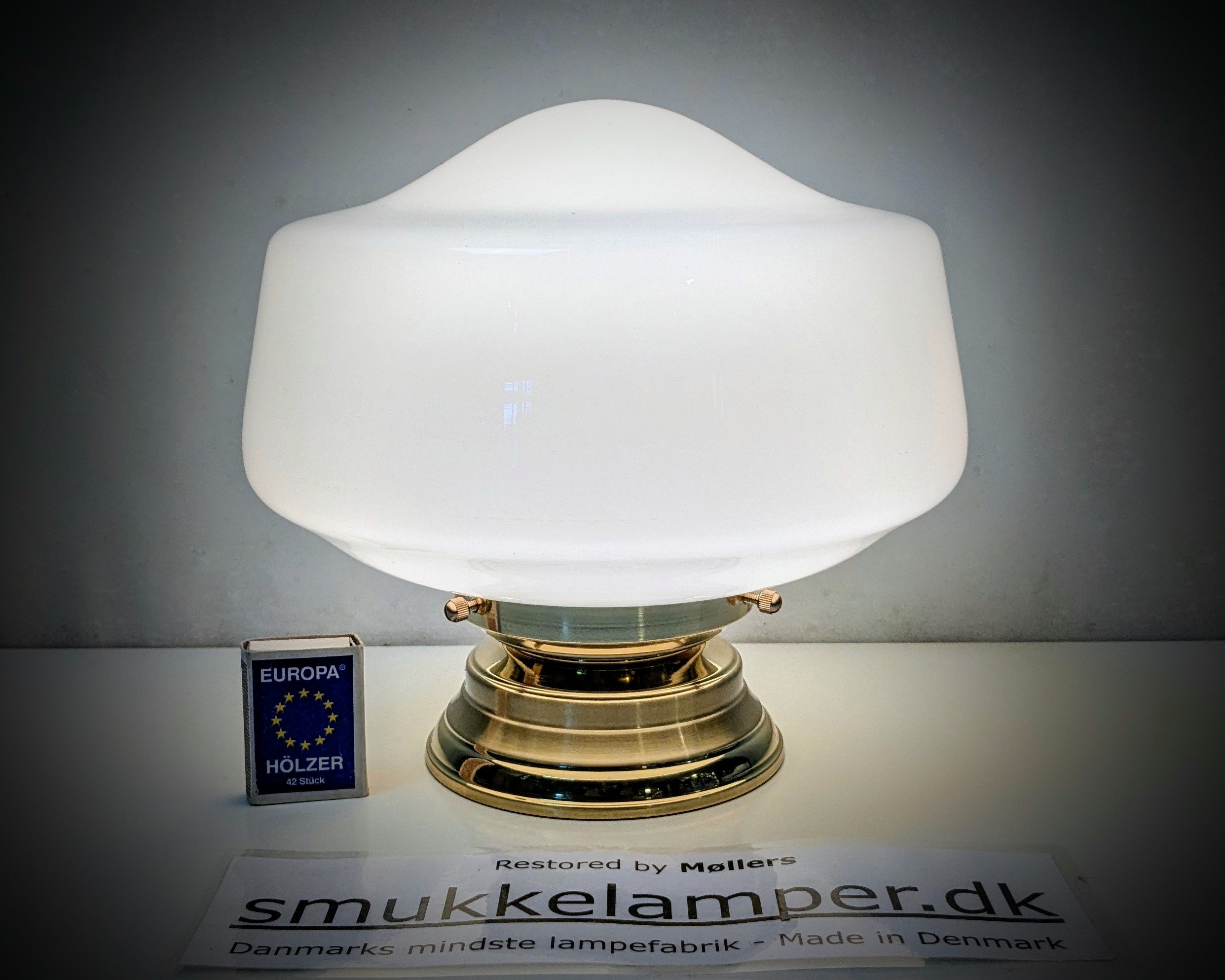 Eksklusiv Avenue bordlampe – håndlavet og håndsamlet i Danmark. Egen serie. Ø25. Messing.