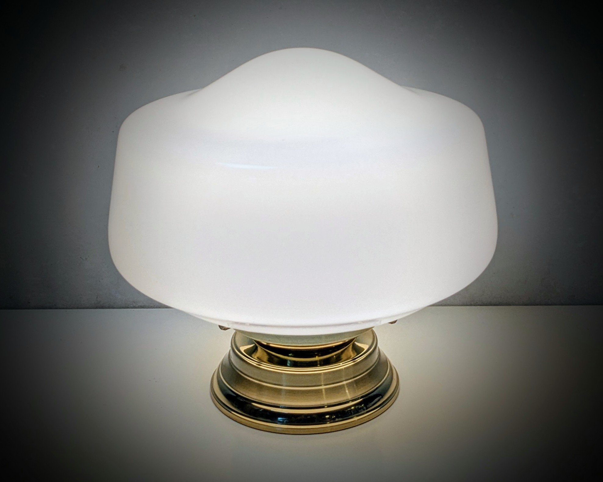 Eksklusiv Avenue bordlampe – håndlavet og håndsamlet i Danmark. Egen serie. Ø25. Messing.