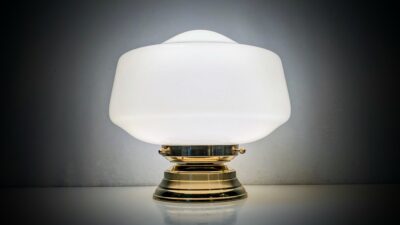 Eksklusiv Avenue bordlampe – håndlavet og håndsamlet i Danmark. Egen serie. Ø25. Messing.