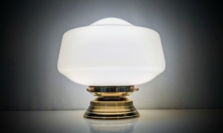 Eksklusiv Avenue bordlampe – håndlavet og håndsamlet i Danmark. Egen serie. Ø25. Messing.