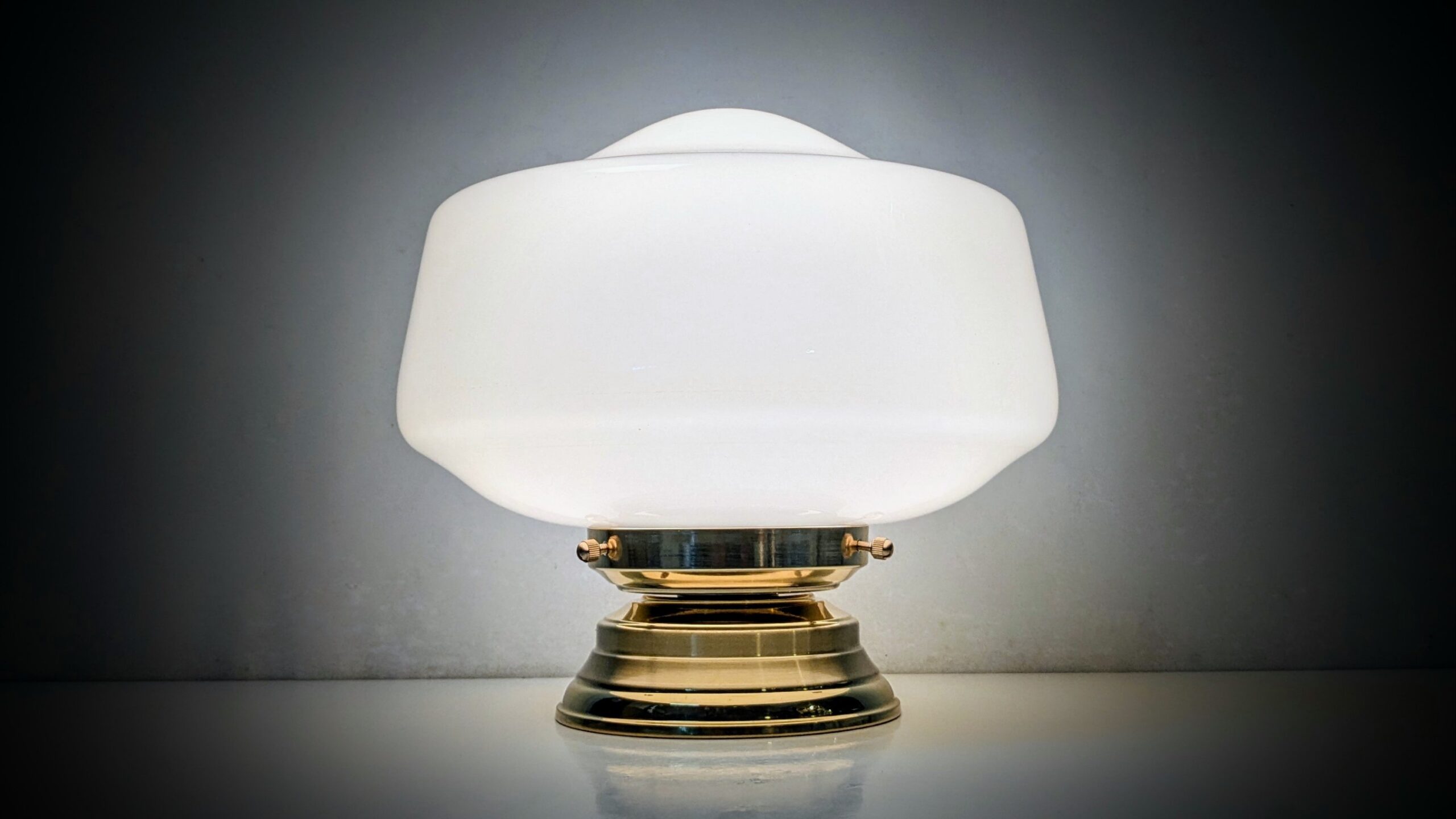 Eksklusiv Avenue bordlampe – håndlavet og håndsamlet i Danmark. Egen serie. Ø25. Messing.